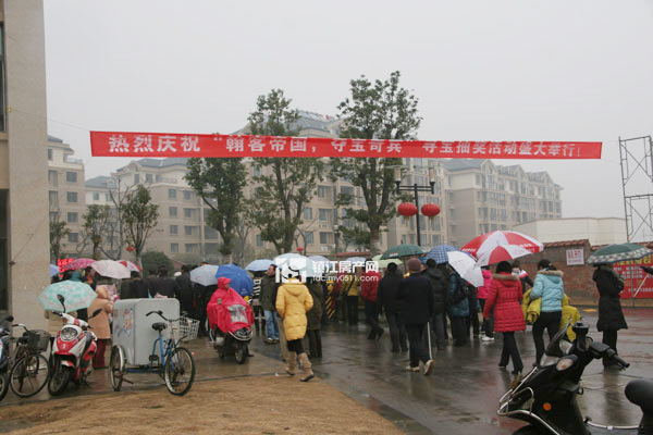 2009年1月10日上午,位于丁卯谷阳路中段的翰霖苑举行了“翰客帝国 夺宝奇‘宾’”活动。虽然户外细雨纷扬,雪花漫天,但丝毫没有阻止前来参加活动的市民朋友的热情。此次探宝活动在嘉源地产开发的东城绿洲和翰霖苑一期项目开展,所有活动参与人员在小区中寻找抽奖券于售楼处参与抽奖。 翰霖苑售楼处 各种奖品会花落谁家呢? 活动参与市民来到翰霖苑一期小区 寻宝者在小区内 正在寻觅的
