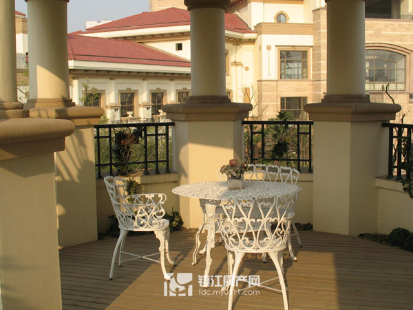 宽敞悠然风景宜人的八角阳台