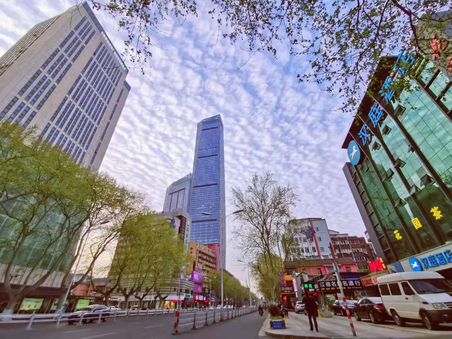 镇江这些年的发展瞬息万变, 一个个老城看着看着就被淹没在高楼大厦